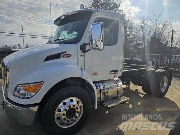 Peterbilt 536 Тягачі