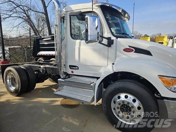 Peterbilt 536 Тягачі