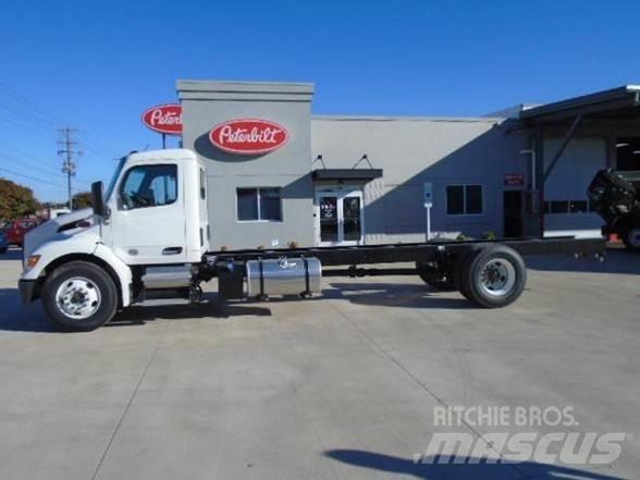 Peterbilt 536 Шасі з кабіною