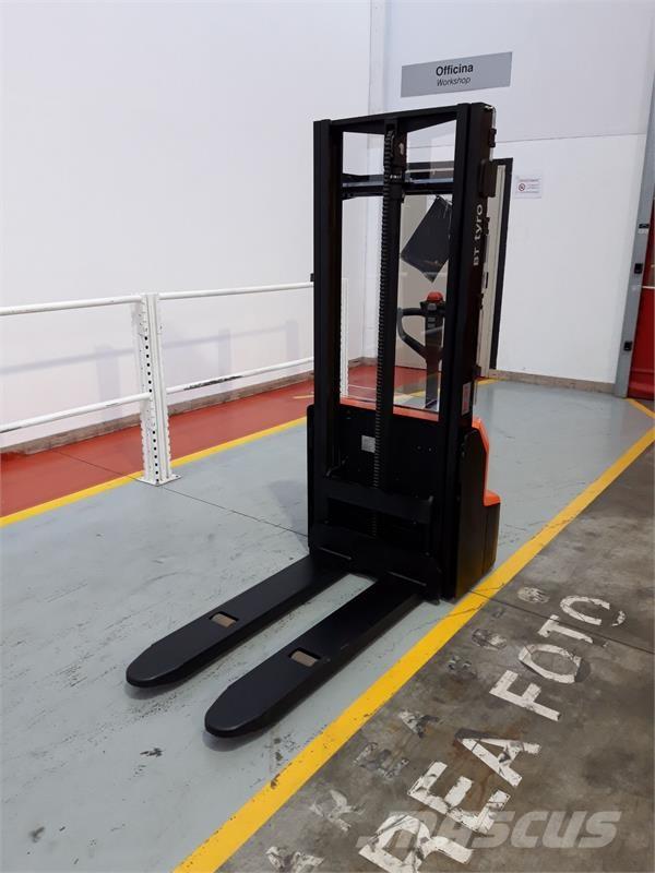 BT SHE100 Ручні штабелери