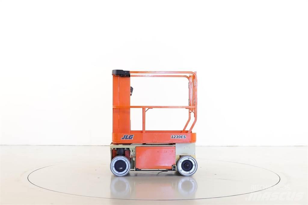 JLG 1230ES Вертикальні щоглові підйомники