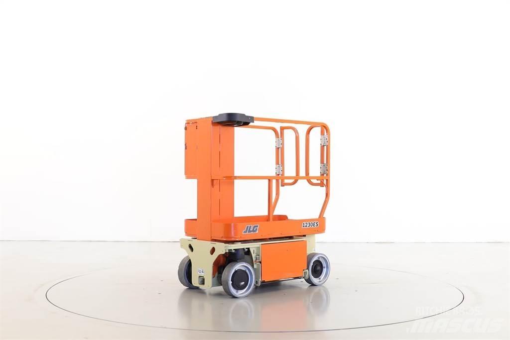 JLG 1230ES Вертикальні щоглові підйомники