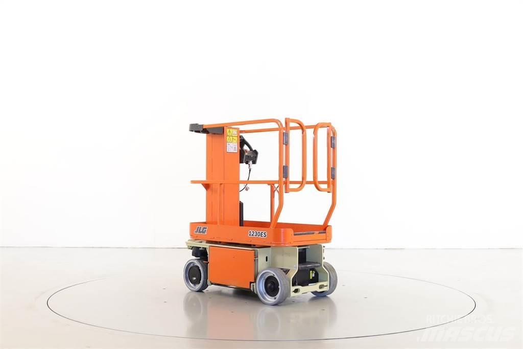 JLG 1230ES Вертикальні щоглові підйомники