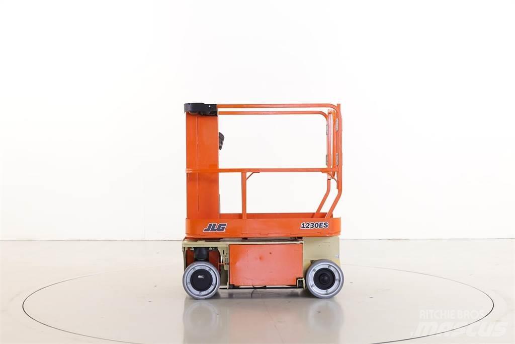 JLG 1230ES Вертикальні щоглові підйомники