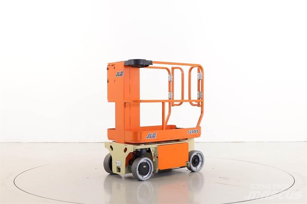 JLG 1230ES Вертикальні щоглові підйомники