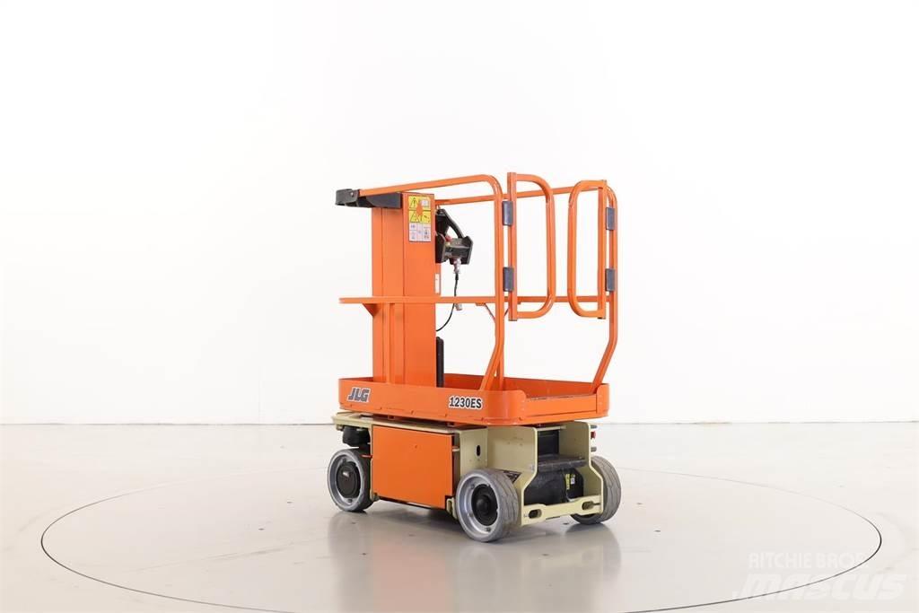 JLG 1230ES Вертикальні щоглові підйомники