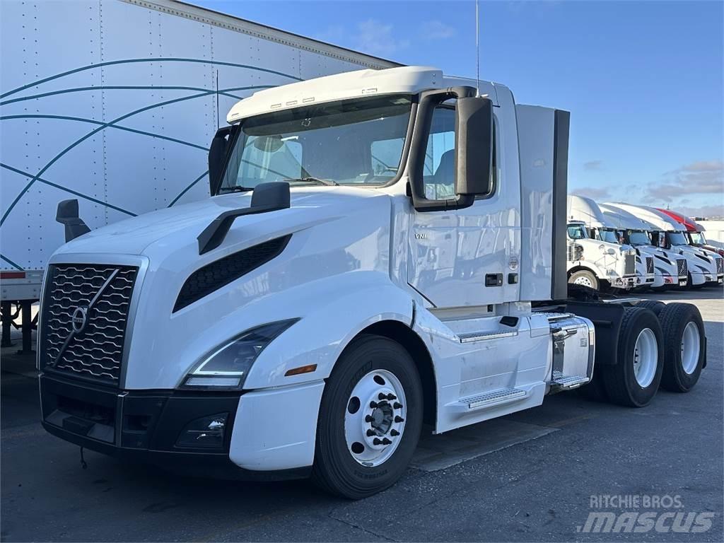 Volvo VNL300 Тягачі