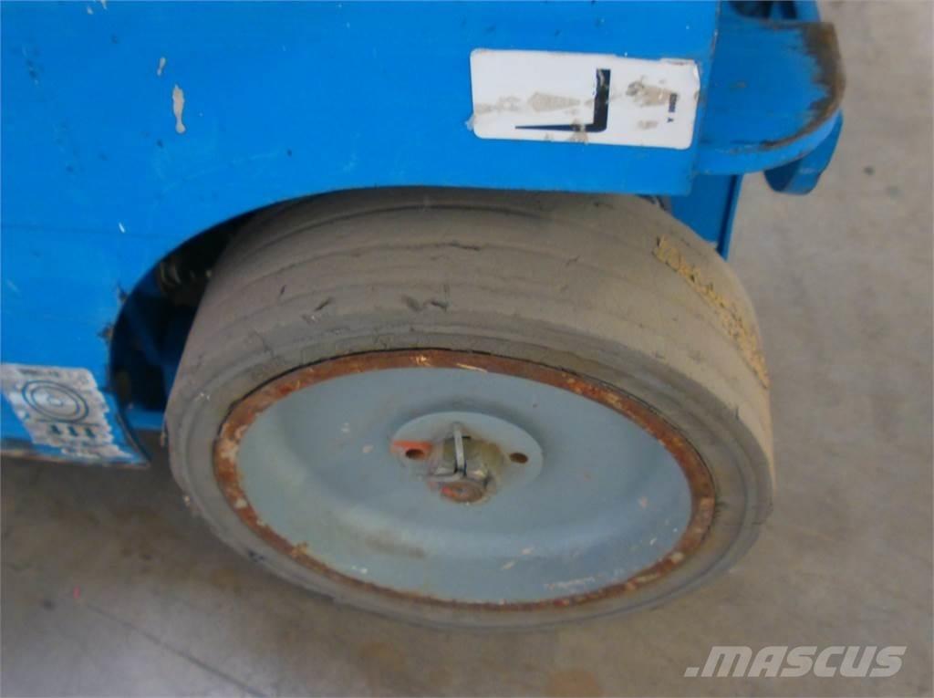 Genie GRC12 Вертикальні щоглові підйомники