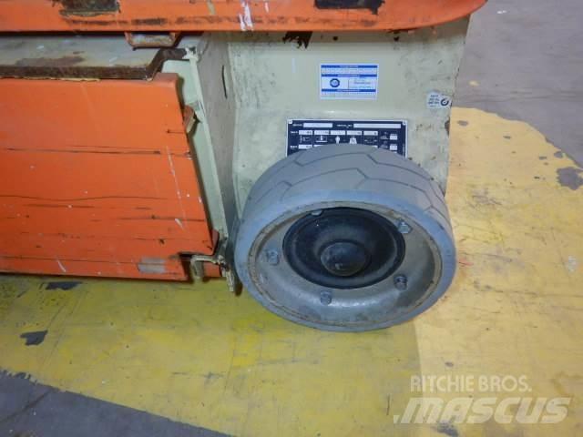 JLG 1230ES Вертикальні щоглові підйомники