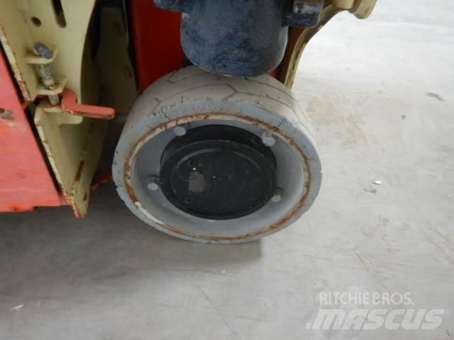 JLG 1230ES Вертикальні щоглові підйомники