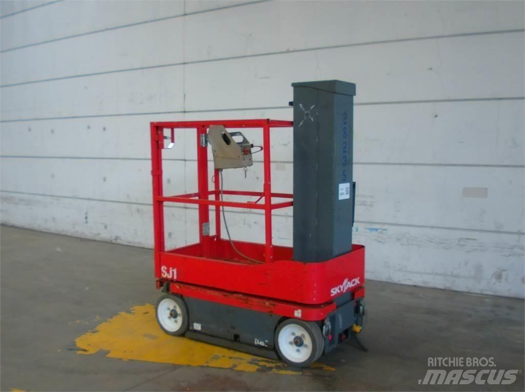 SkyJack SJ16 Вертикальні щоглові підйомники
