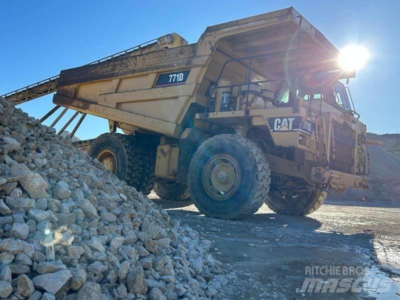 CAT 771D Кар`єрні самоскиди