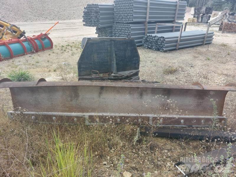 CAT 938 Плуги