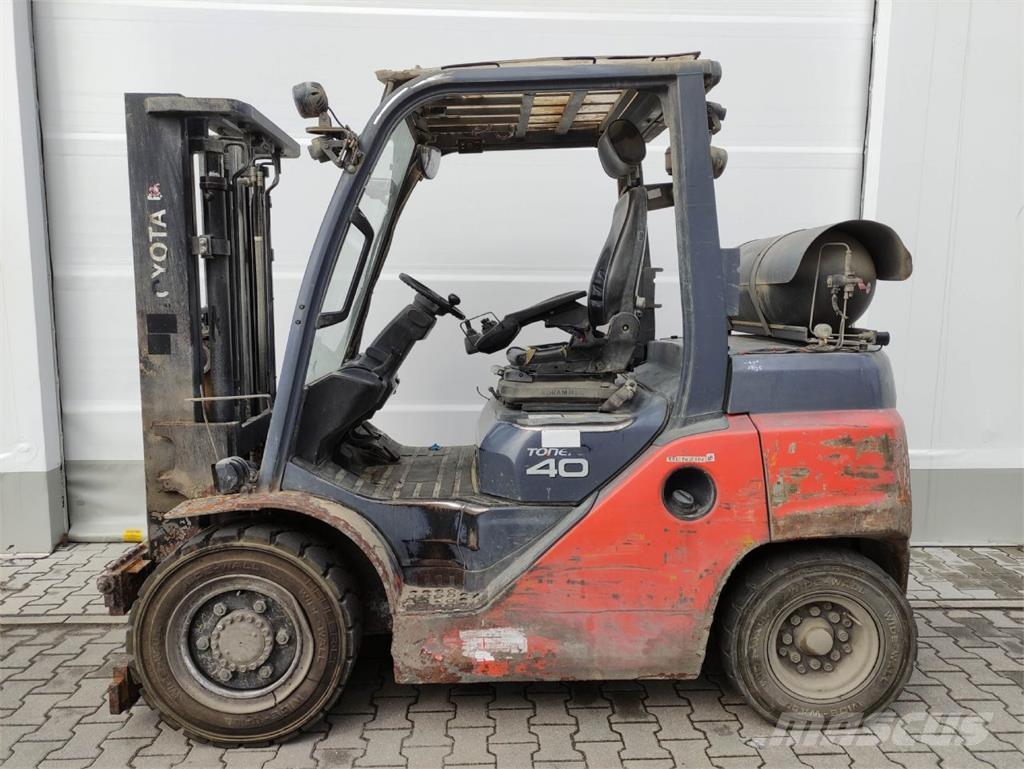 Toyota 8FG35N Газові навантажувачі
