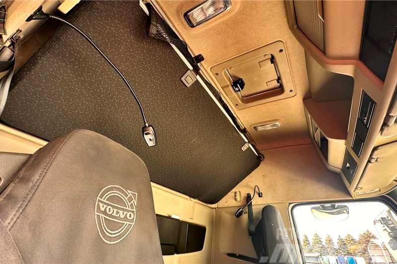 Volvo FMX440 Globetrotter 6x4 T/T Вантажівки / спеціальні