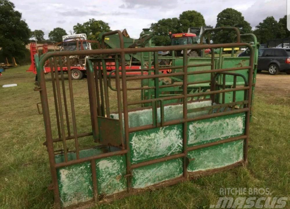  Cattle Crush £380 plus vat £456 inc Vat Іншi