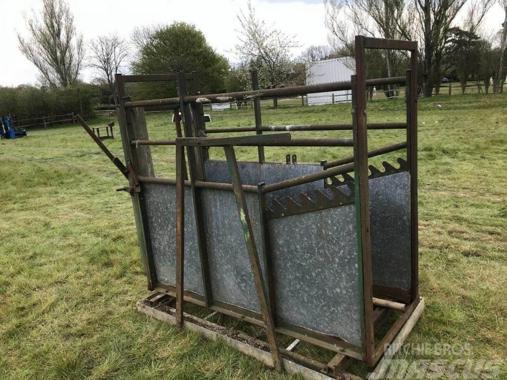  Cattle Crush £450 plus vat £540 Інше обладнання