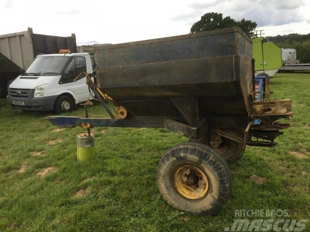  Fertiliser Spreader Trailed Hargreaves £380 plus v Other agricultural machines