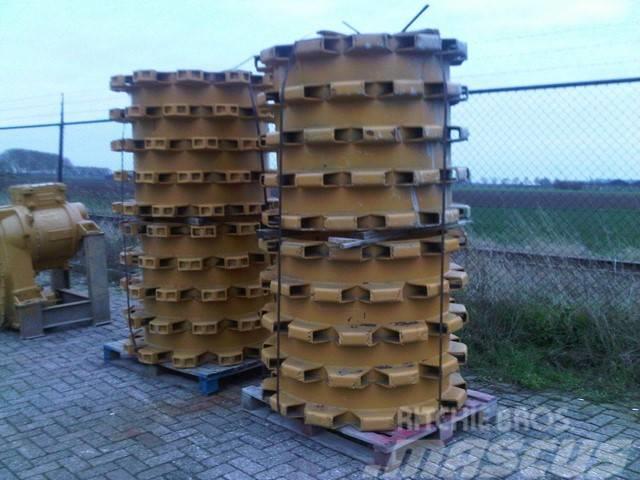 CAT Unused padfoot compactor drums to mount on CAT 815 Осі