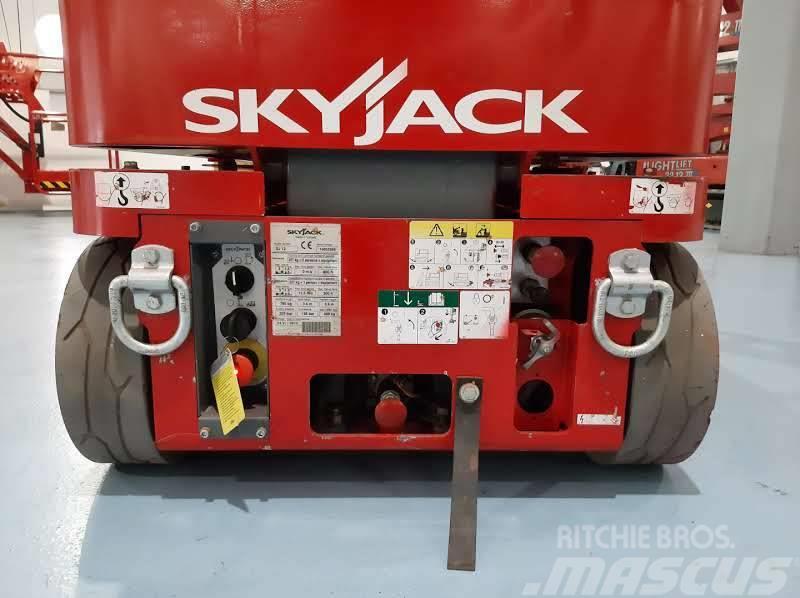 SkyJack SJ 12 Вертикальні щоглові підйомники