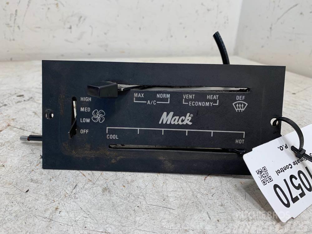 Mack CV713 Електроніка