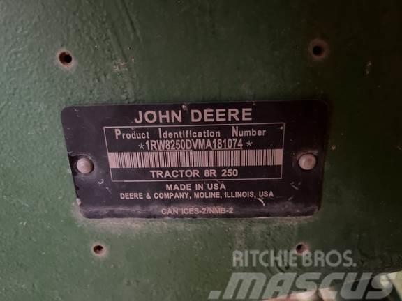 John Deere 8R 250 Трактори
