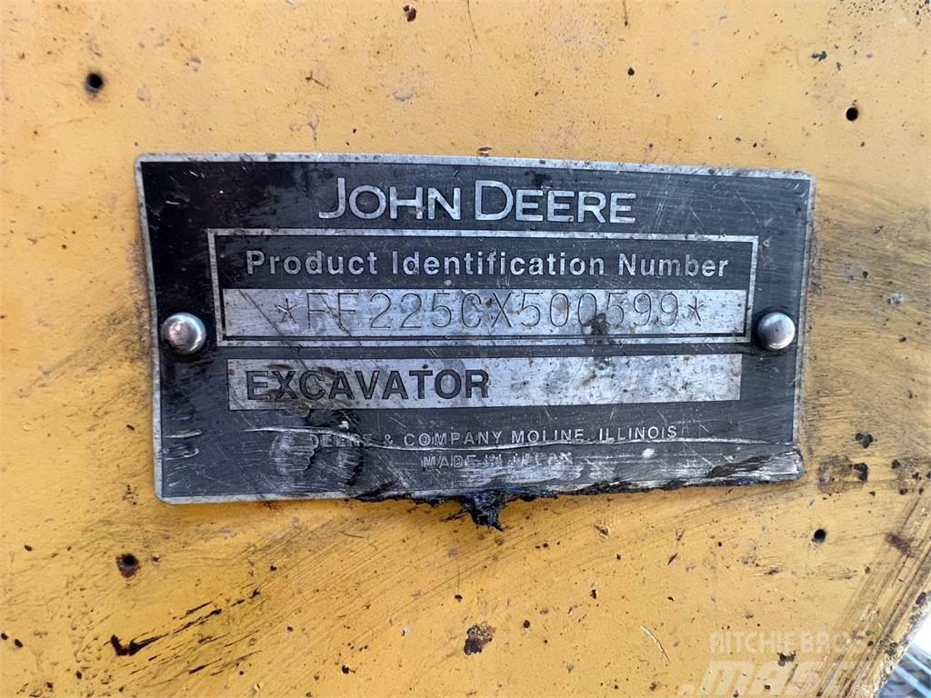 John Deere 225C LC Гусеничні екскаватори