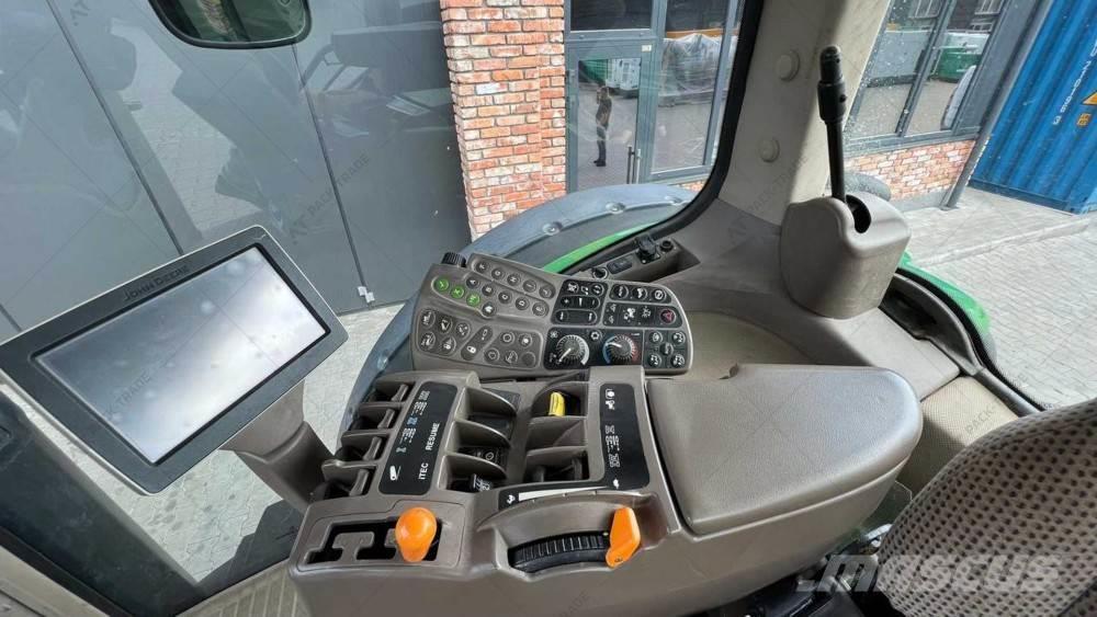 John Deere 8335R Трактори