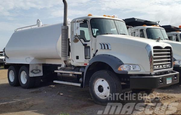 Mack water truck GU813E Вантажівки-цистерни
