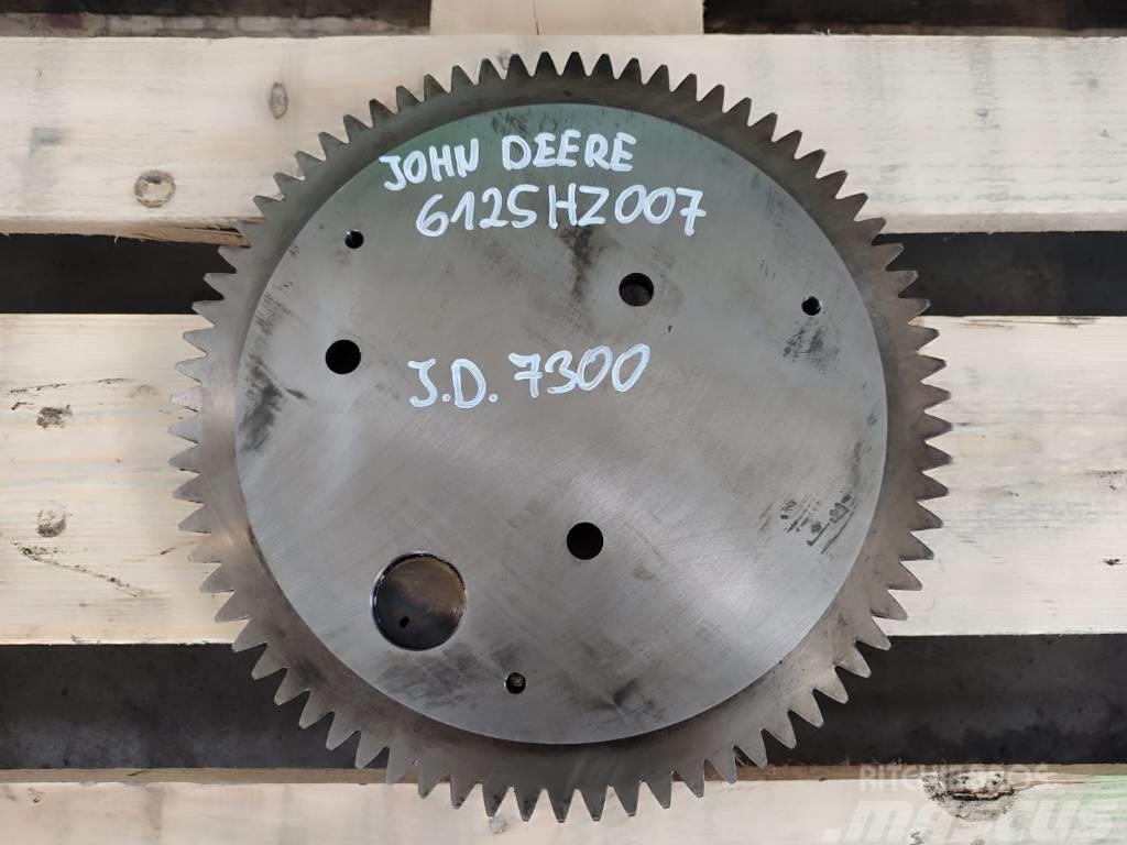 John Deere 6125HZ007  Bearing cup R119157 engine timing gear Двигуни