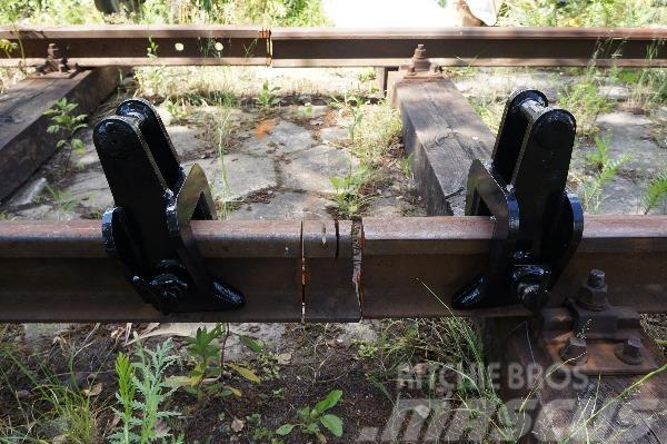  Rail carrying tongs Обладнання для залізних доріг