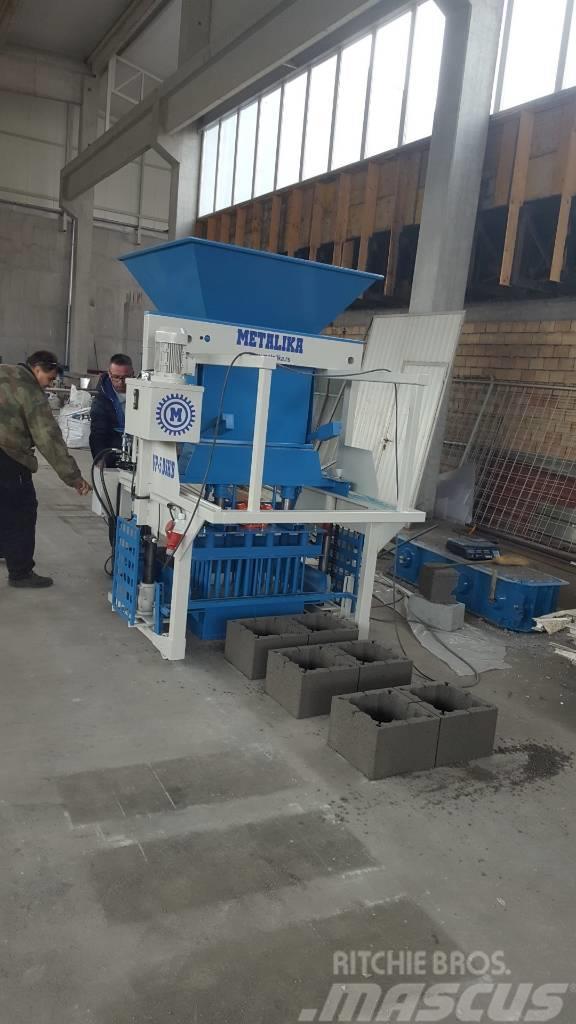 Metalika Concrete block making machine Агрегати для відливання бетонних блоків