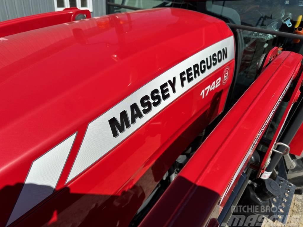 Massey Ferguson 1742 Трактори