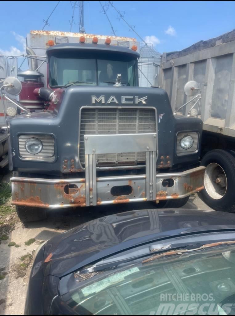 Mack Truck Самоскиди