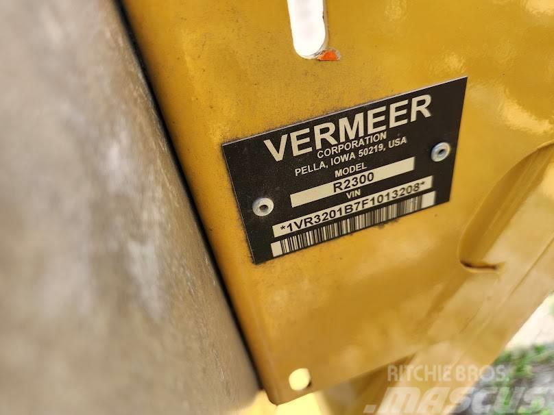 Vermeer R2300 Граблі і сінозворушувачі