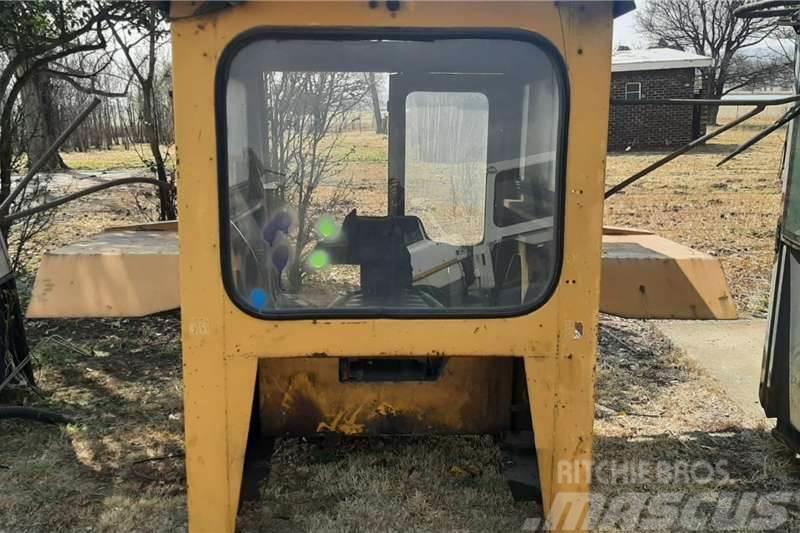 Bell 1756 Tow Tractor Cabin Трактори