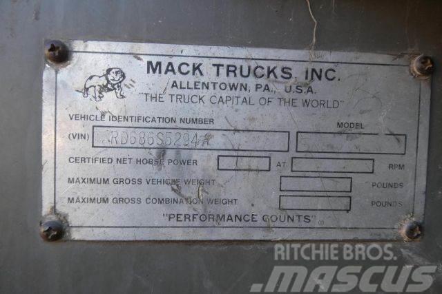 Mack RD686S Поливальні машини