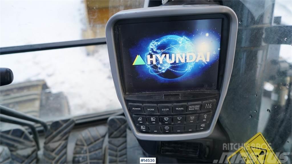 Hyundai HX520L digger w/ bucket. Гусеничні екскаватори