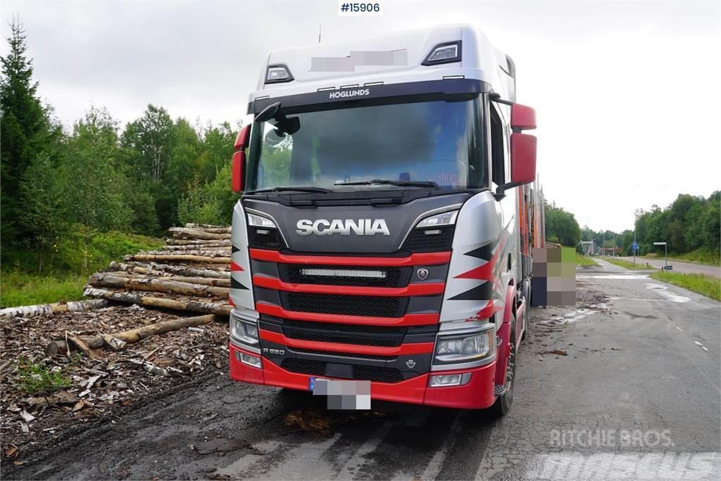 Scania R650 6x4 timber truck with crane Лісовози