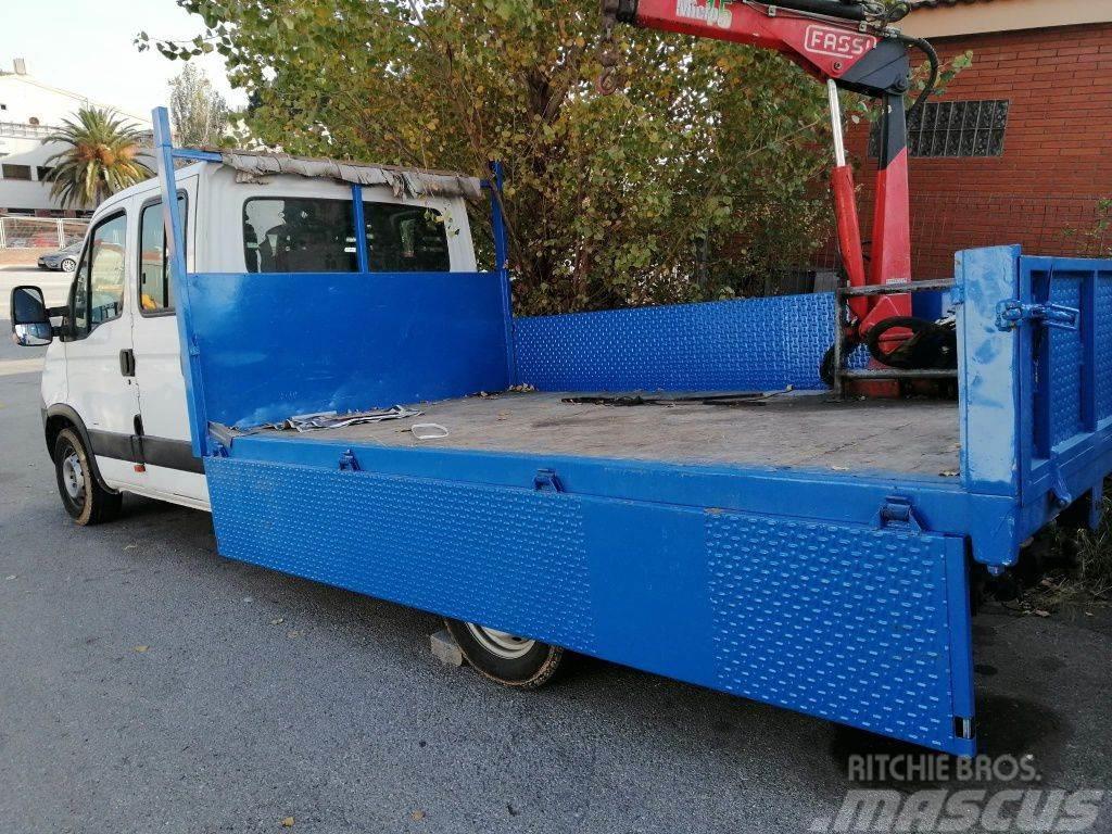 Camion Iveco Daily Doble Cabina con Pluma Вантажівки / спеціальні