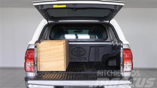 Toyota Hilux Cabina Doble VXL Aut. Панельні фургони