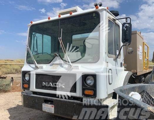 Mack MR685 Вантажівки-платформи/бокове розвантаження