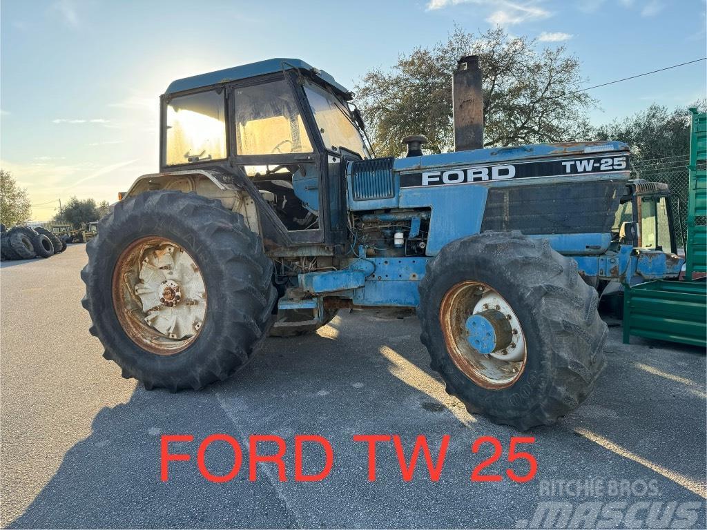 Ford / New Holland TW25 Трактори