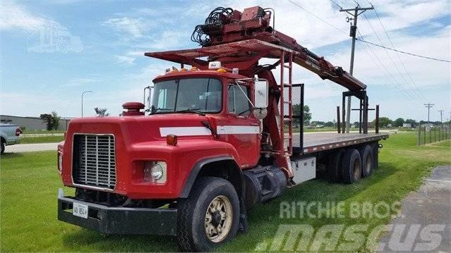 Mack RB690S Boom Truck Вантажівки / спеціальні