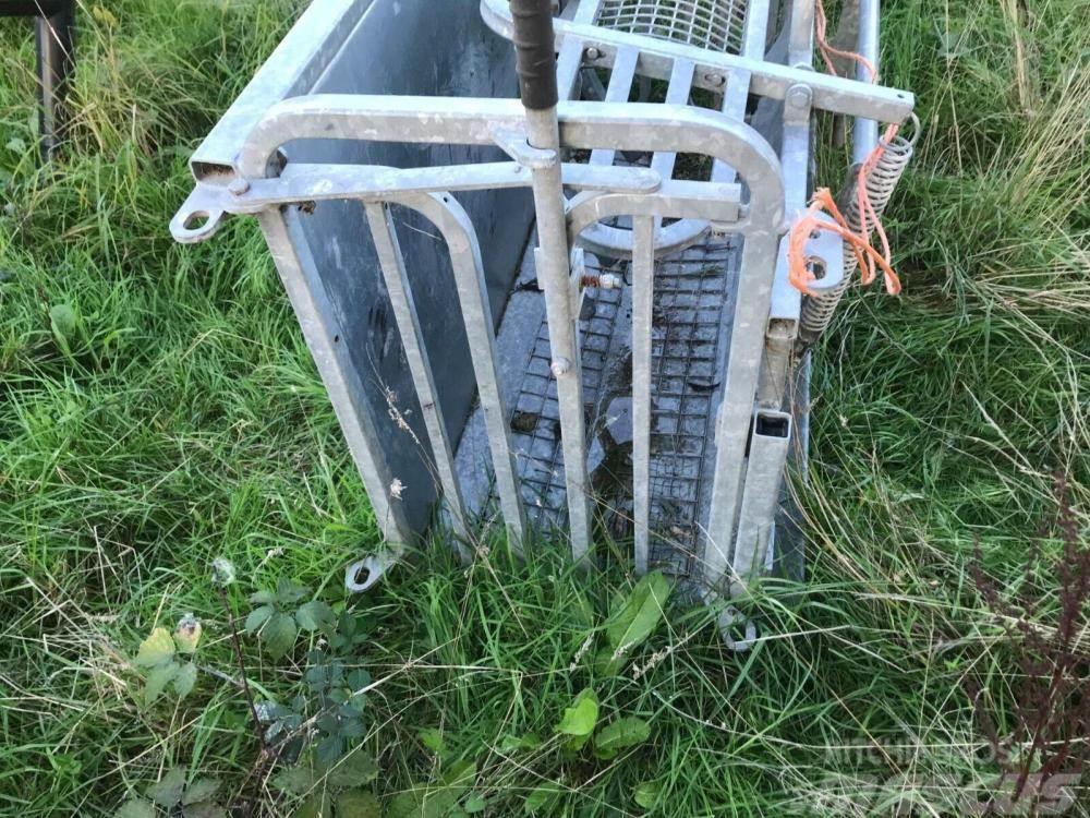  Ironworks sheep turn over crate lightly used Інше тваринницьке обладнання