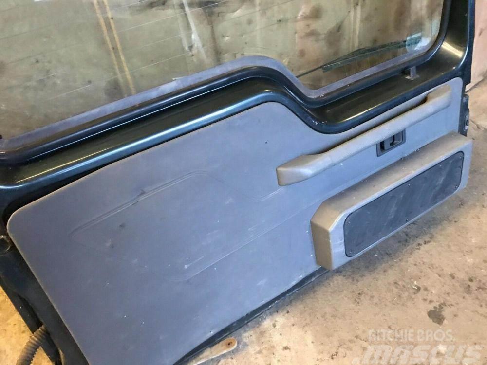 Land Rover Discovery 300 TDi rear door complete £90 Інше