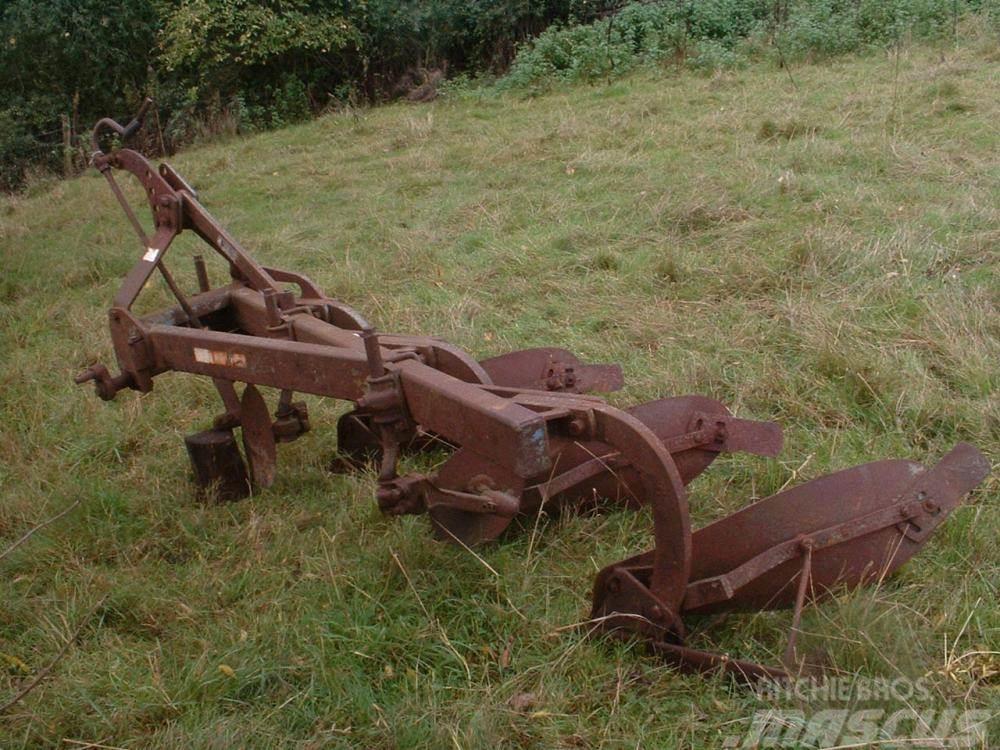 Massey Ferguson three furrow plough Інше обладнання
