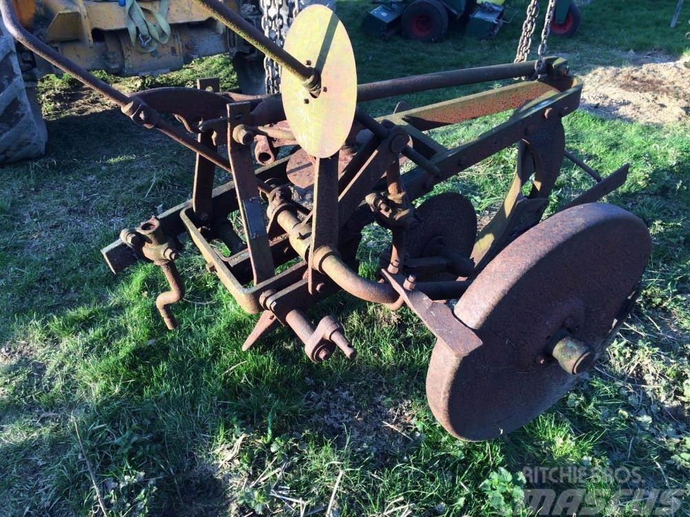 Ransomes 2 furrow plough £380` Інше обладнання