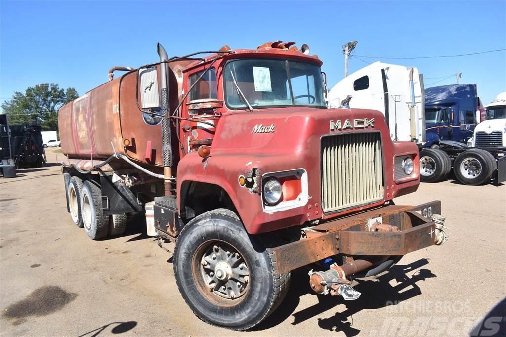 Mack DM685S Вантажівки-цистерни