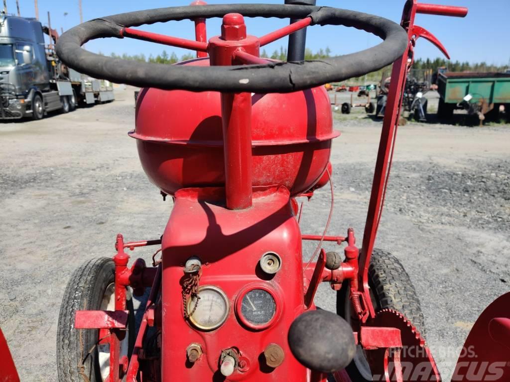 Massey Ferguson Harris traktori Трактори